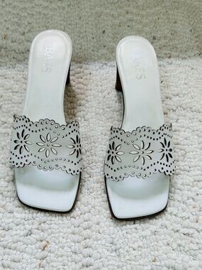 G.H. Bass & Co.  Size 5 1/2 M White Slide